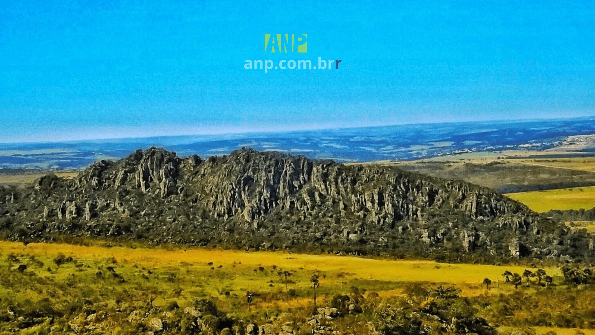 Formação rochosa em paisagem natural sob céu azul.