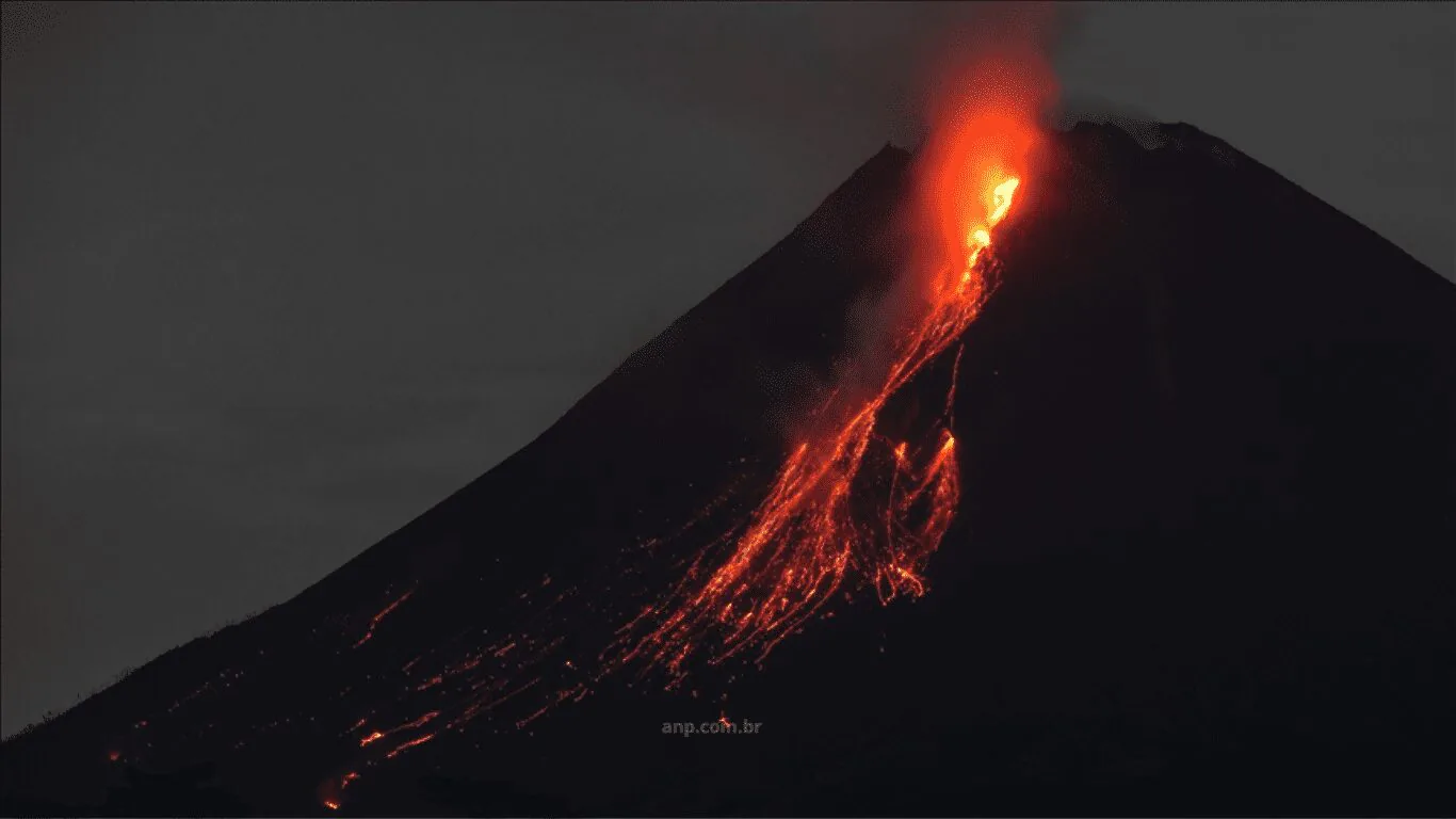 Vulcão Kanlaon Entra em Erupção e Causa Fluxo Piroclástico Perigoso nas Filipinas