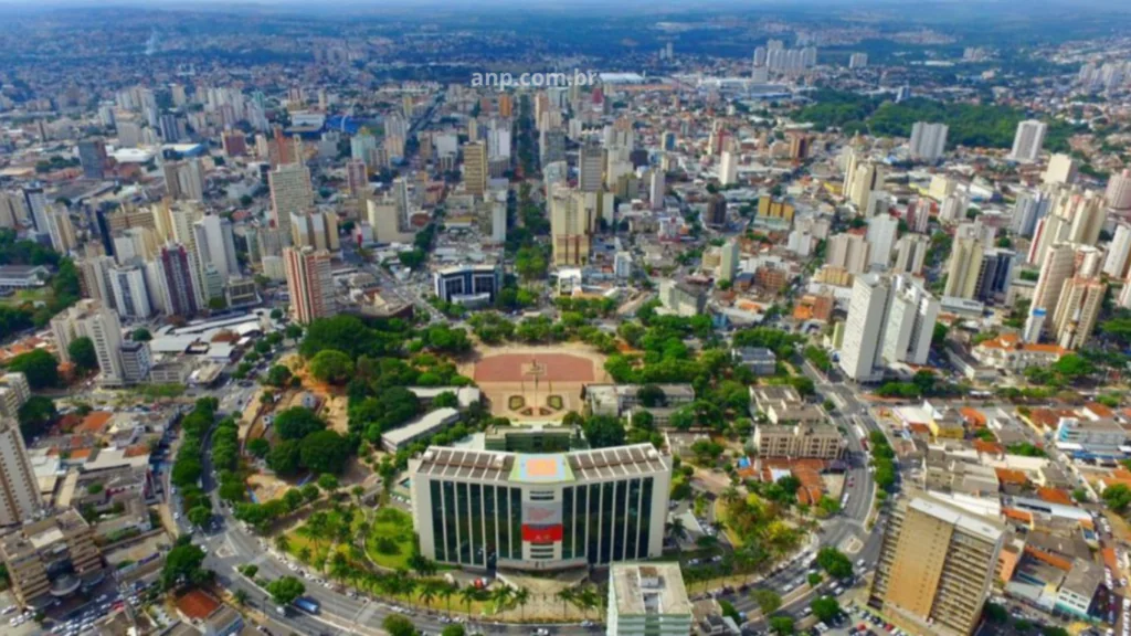 "Você Sabia Que Goiânia Quase Foi Batizada com Outro Nome?" 1 Vista aérea de cidade com prédios e praça central.