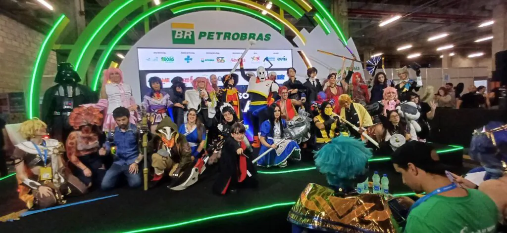 Grupo de cosplayers em evento Petrobras no Brasil.