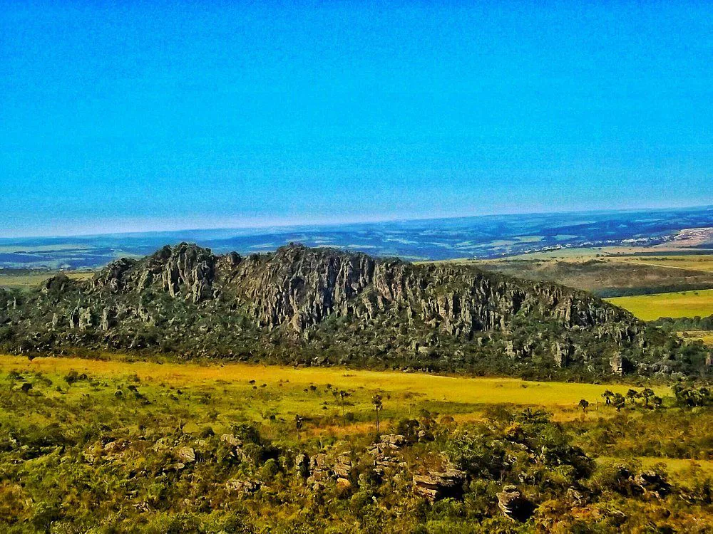 “Serra dos Pirineus: A Maior Serra do Cerrado em Goiás e Suas Águas Encantadoras”