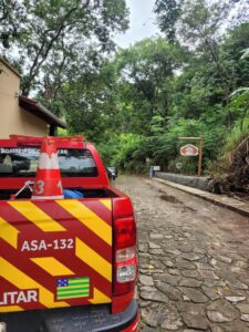 Caminhonete dos bombeiros em estrada de pedras.
