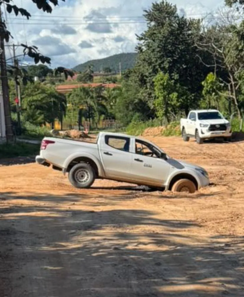 Caminhonete da Prefeitura da cidade de Goiás Afunda em Buraco na Vila das Acácias.