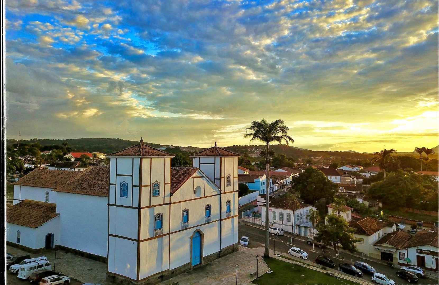 Igreja histórica com céu dramático ao fundo.