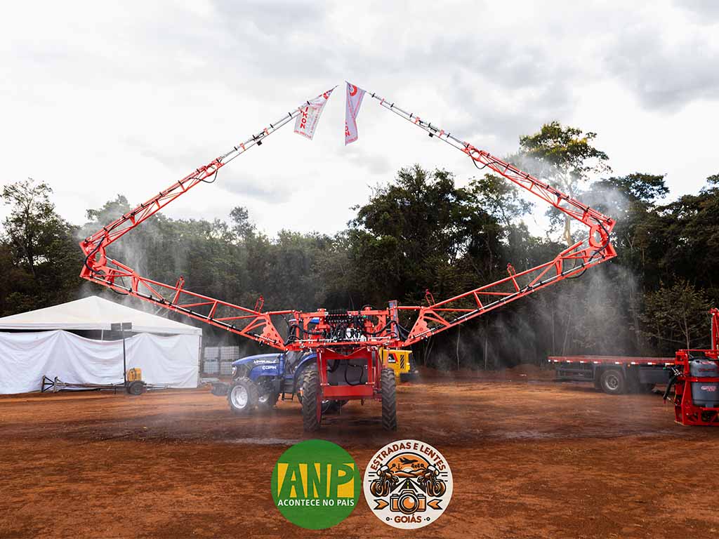 Pulverizador agrícola em ação em campo.