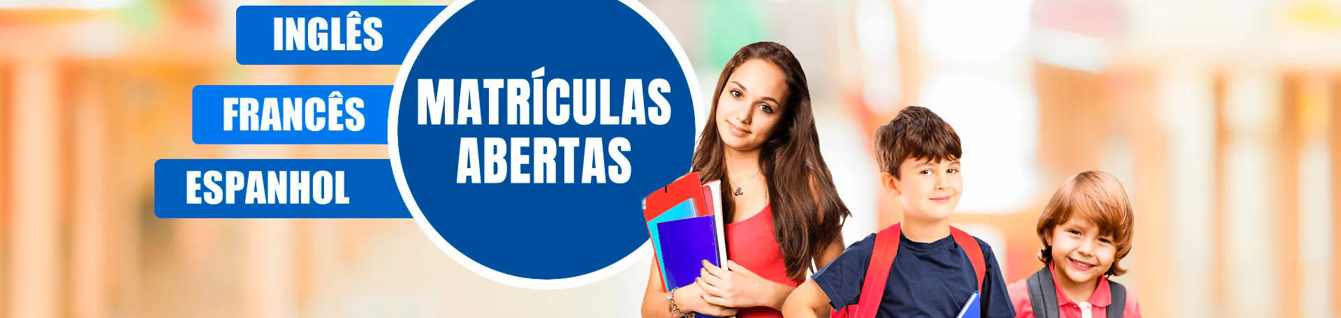 Cursos de línguas, matrículas abertas, crianças felizes.