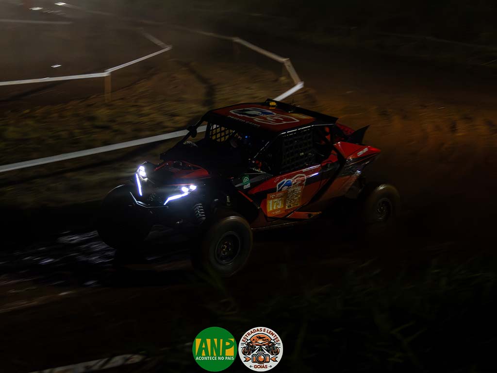 Carro de corrida em trilha noturna.