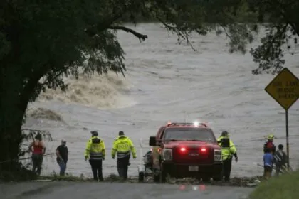 Tragédia no Texas: Tempestade Repentina Deixa 13 Mortos e 20 Desaparecidos Durante o Feriado de 4 de Julho