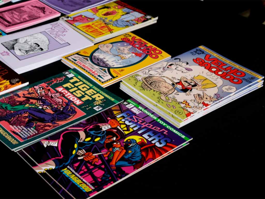 Pilhas de quadrinhos coloridos sobre mesa preta.