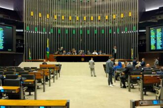PL ocupa Mesa e paralisa sessão da Câmara em protesto nesta terça-feira (5)