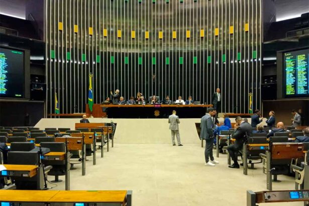 PL ocupa Mesa e paralisa sessão da Câmara em protesto nesta terça-feira (5)