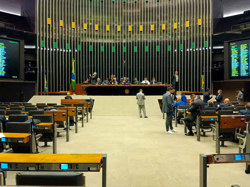 PL ocupa Mesa e paralisa sessão da Câmara em protesto nesta terça-feira (5)