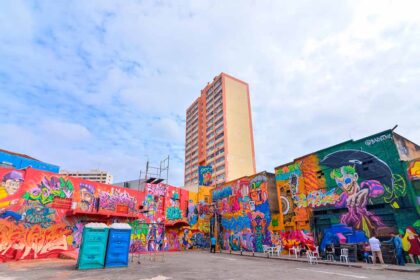 Feira Uai Véi transforma o Beco da Codorna em vitrine da arte urbana goiana