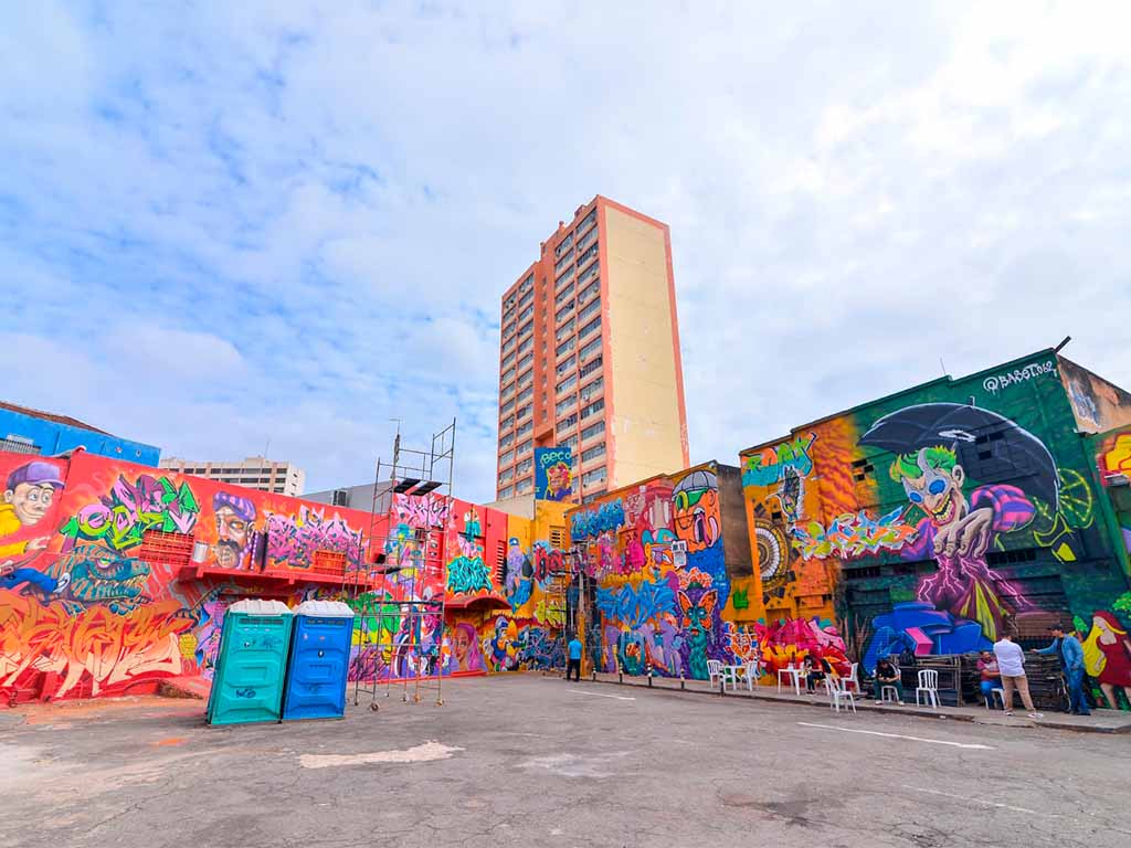 Feira Uai Véi transforma o Beco da Codorna em vitrine da arte urbana goiana