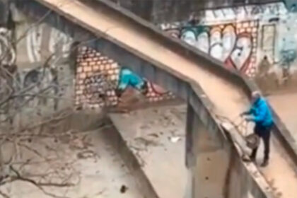Homem é filmado despejando terra em rio e vídeo causa indignação na internet
