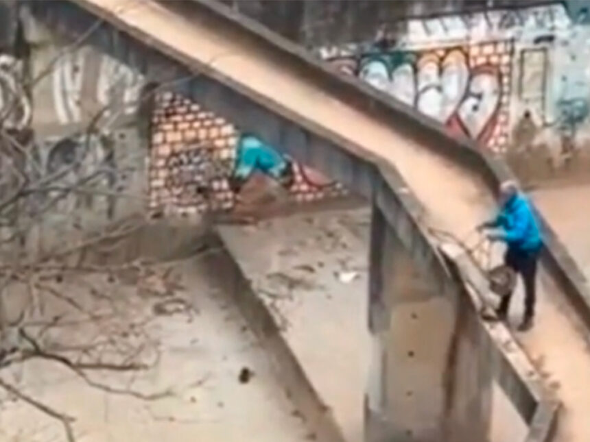 Homem é filmado despejando terra em rio e vídeo causa indignação na internet