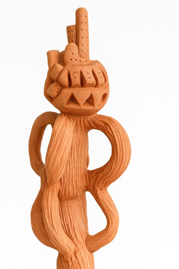 Escultura abstrata de cerâmica com formas orgânicas.