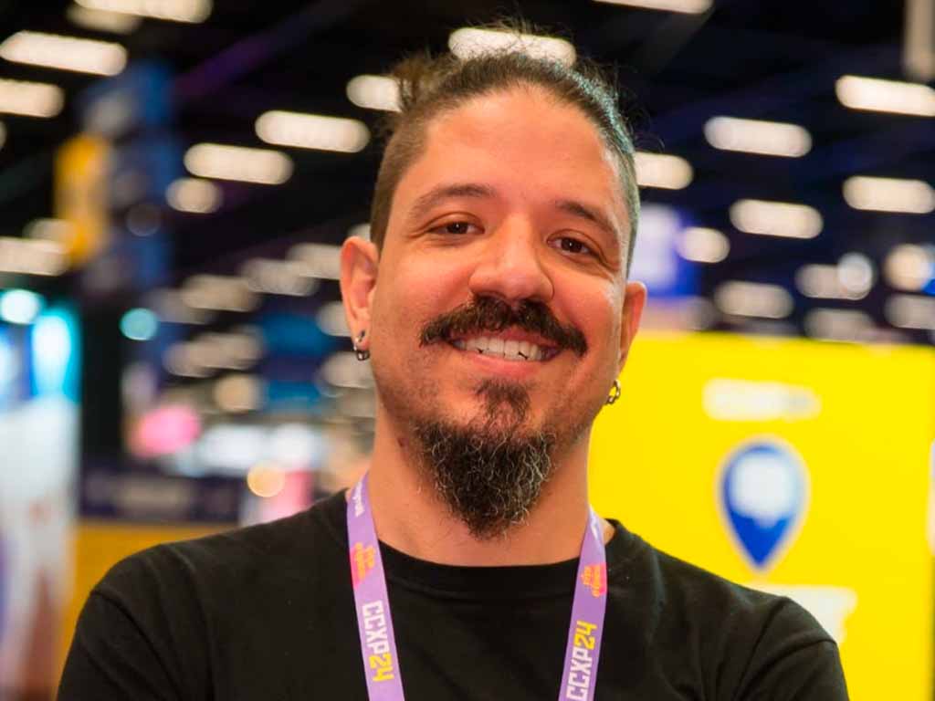 Pessoa sorrindo em ambiente de evento colorido