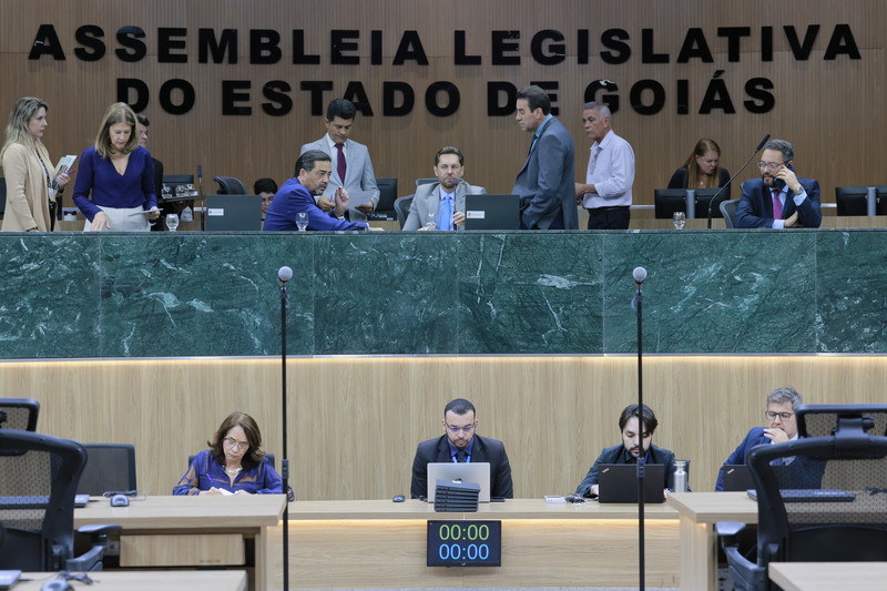 Plenário aprova inclusão de cadeiras adaptadas em escolas e homenageia torcedor do Vila Nova em nova sessão Legislativa