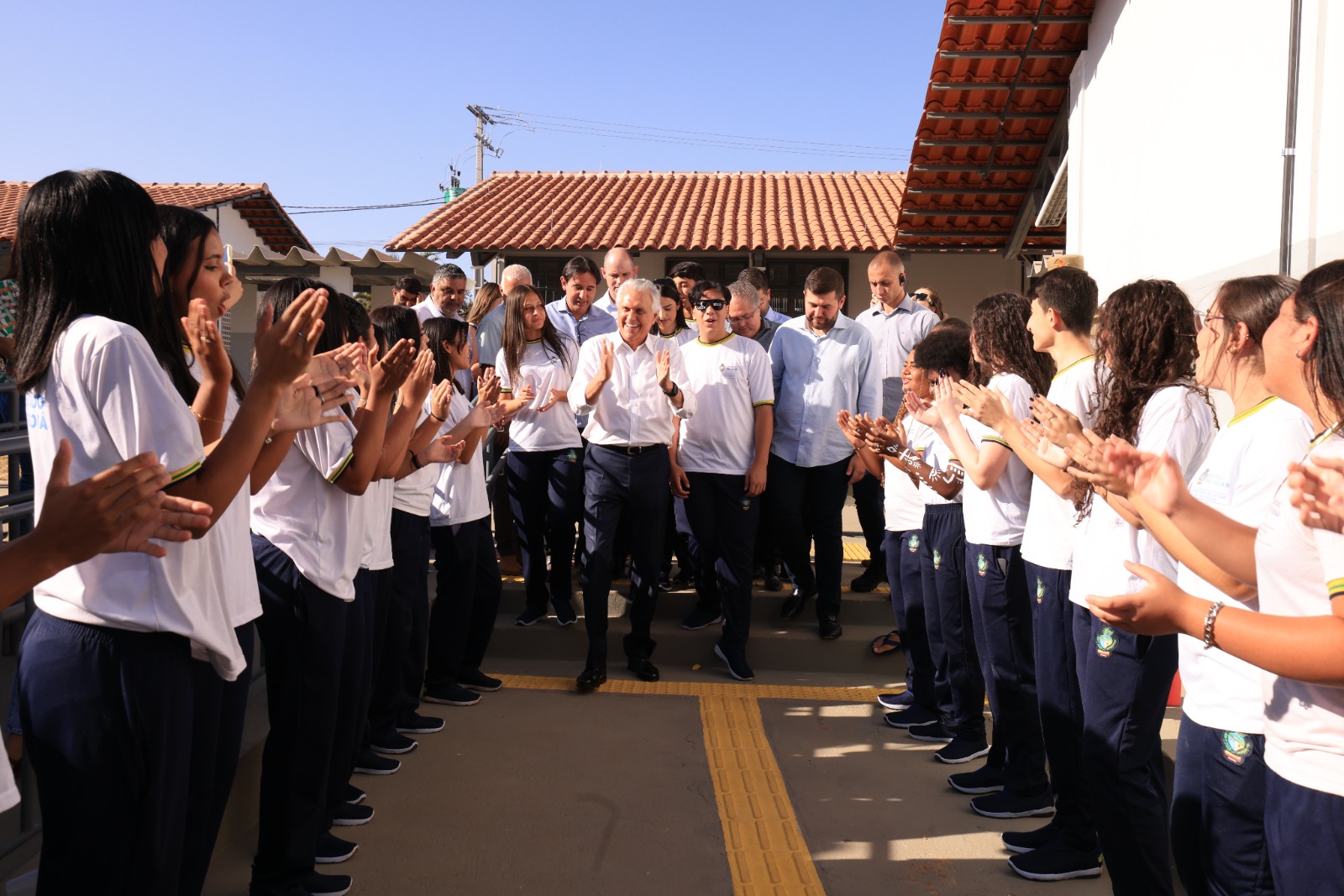 Grupo de alunos aplaudindo  o Governador Ronaldo Caiado.