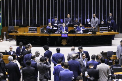 Câmara aprova urgência do projeto de anistia em meio a impasse político