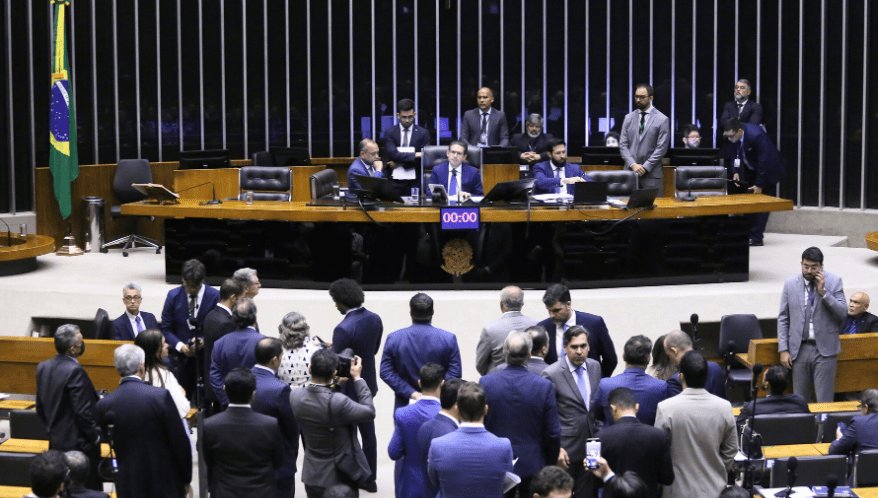 Câmara aprova urgência do projeto de anistia em meio a impasse político