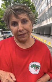 Pessoa com camiseta vermelha e cabelo grisalho.