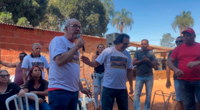 Reunião ao ar livre com pessoas discutindo.