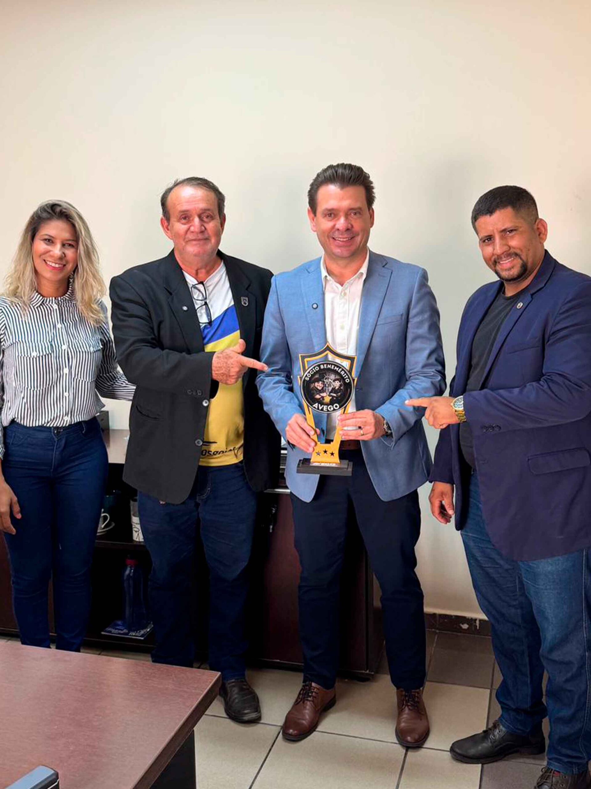 Vereador Welton Lemos é condecorado com Título de Sócio Benemérito da AVEGO