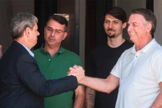 Governador Tarcísio de Freitas visita Jair Bolsonaro em prisão domiciliar
