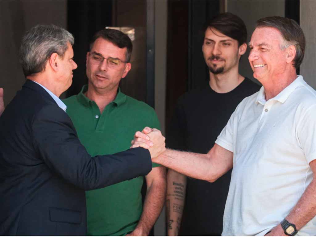 Governador Tarcísio de Freitas visita Jair Bolsonaro em prisão domiciliar