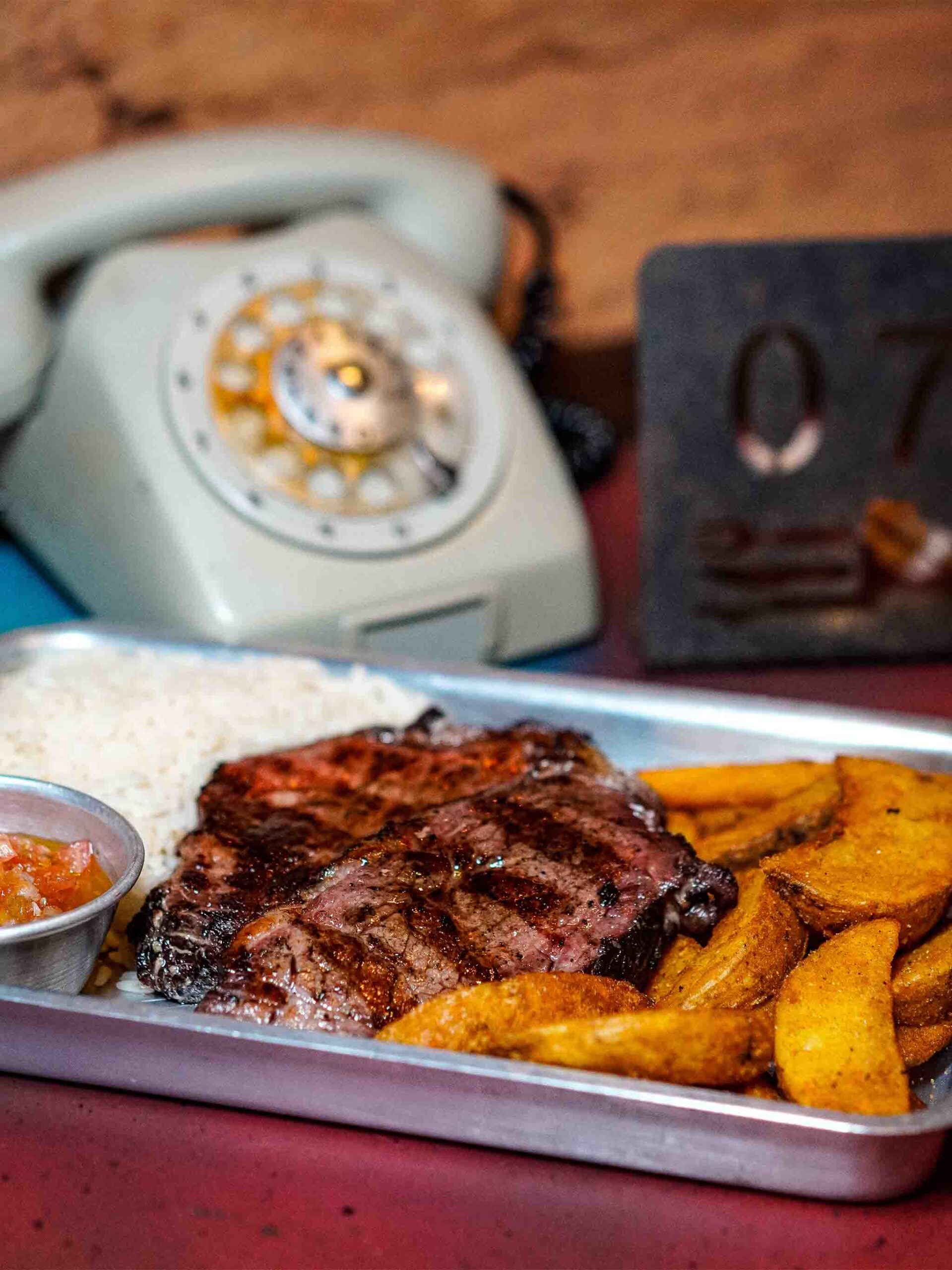 Prato de carne com batatas fritas e arroz.