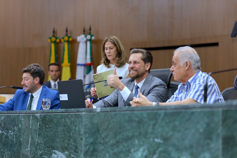 Plenário aprova licença de 121 dias e medidas para cota racial em Goiás