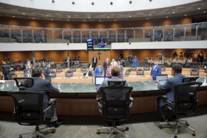 Deputados de Goiás podem aprovar projeto que incentiva a vacinação e oferece cursos para mulheres de baixa renda