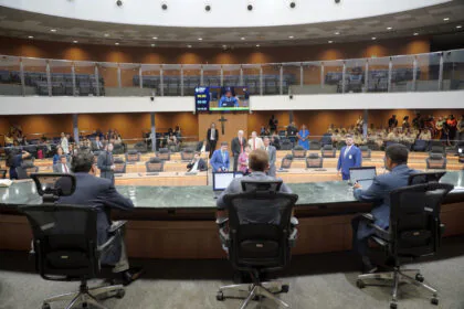 Deputados de Goiás podem aprovar projeto que incentiva a vacinação e oferece cursos para mulheres de baixa renda