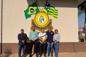 Vereador Ezequiel do Povo recebe AVEGO e discute homenagens a veteranos em Abadia de Goiás
