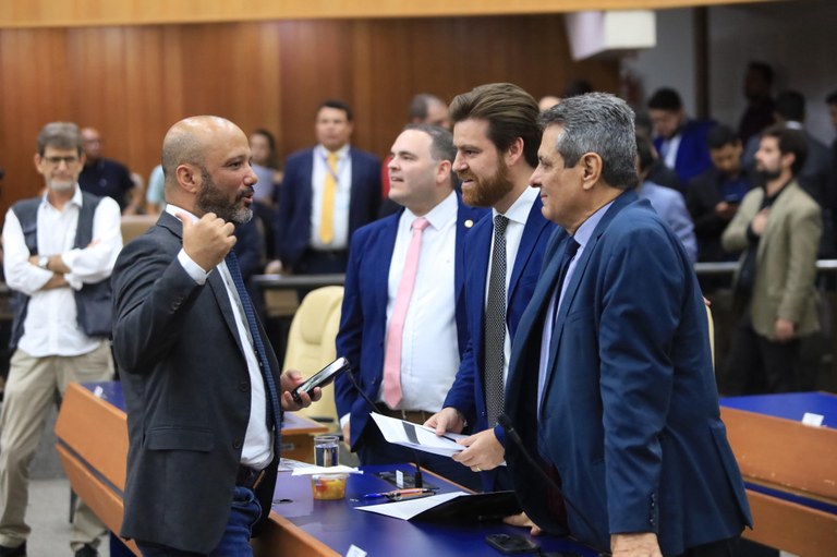 Major Vitor Hugo apresenta projeto para combater adulteração de bebidas e proteger consumidores em Goiânia