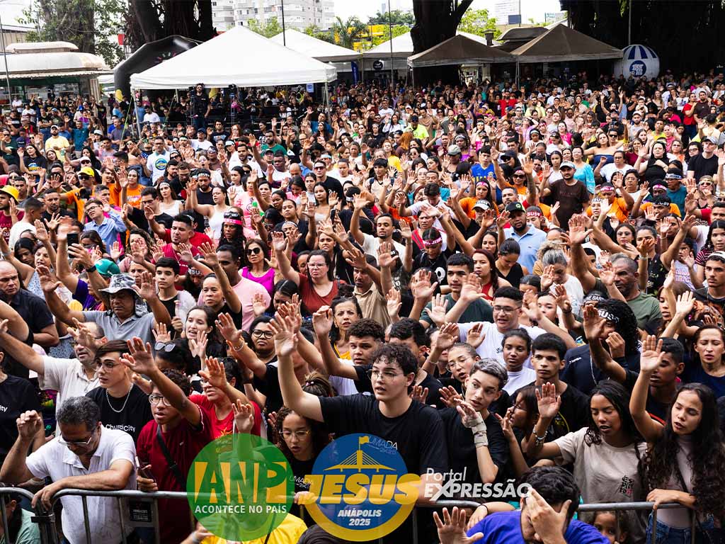Multidão reunida em evento religioso ao ar livre.