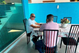 Mesmo em recuperação, Professor Alcides mantém ritmo e recebe lideranças em casa