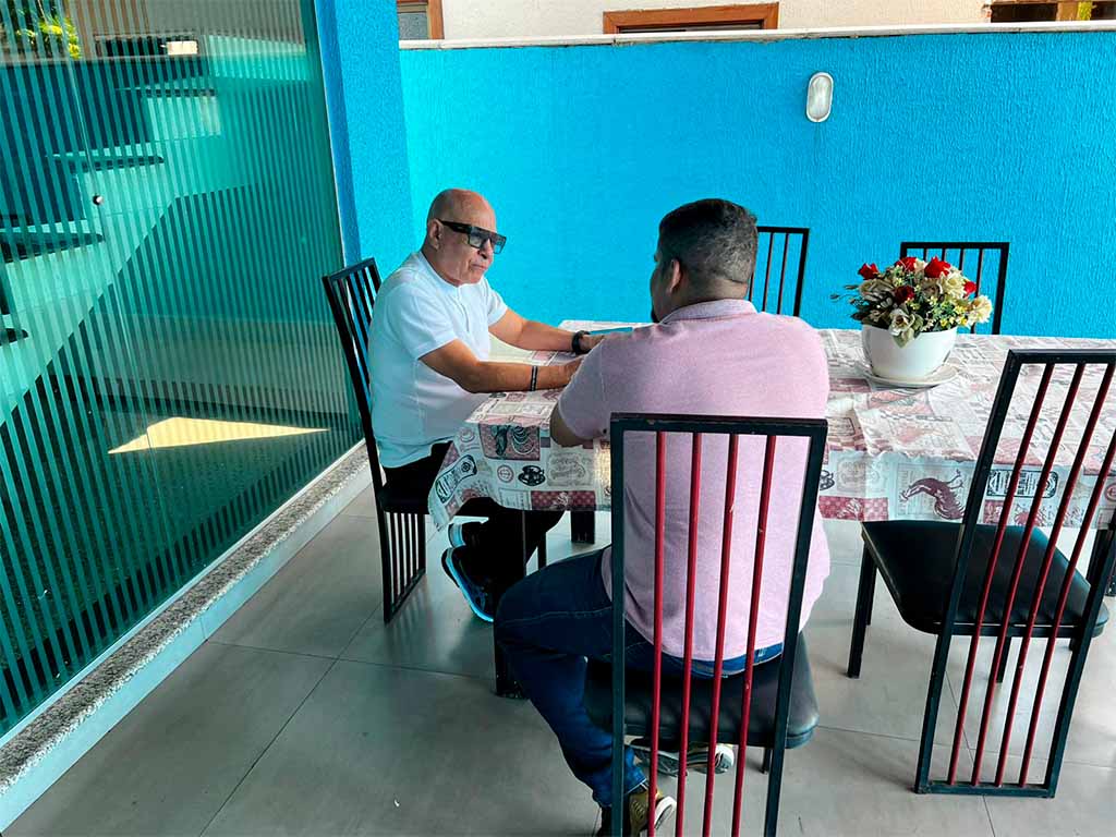 Mesmo em recuperação, Professor Alcides mantém ritmo e recebe lideranças em casa