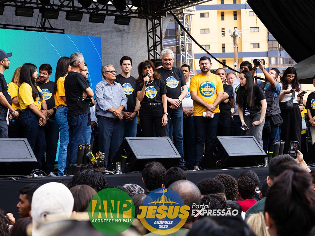 Evento religioso com pessoas no palco em Anápolis.