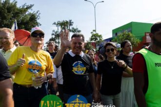 Marconi Perillo participa da Marcha para Jesus 2025 em Anápolis e acompanha percurso ao lado do público