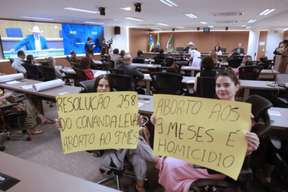 Debate sobre aborto no Brasil aborda aspectos éticos e sociais em audiência pública promovida por deputado.