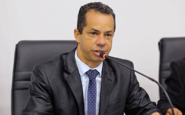 Vereador Isaac Martins nega vínculo com servidora presa por cobrança de PIX