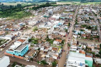 Tornado destrói cidades do Sul e deixa rastro de devastação