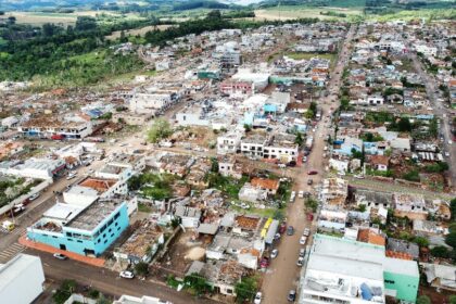 Tornado destrói cidades do Sul e deixa rastro de devastação