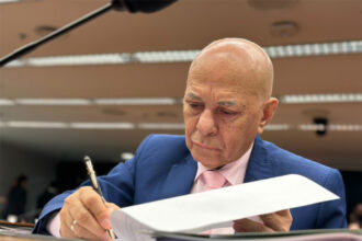 Professor Alcides desmente fake news e esclarece: votação foi para incentivar o cinema brasileiro, não para taxar redes sociais