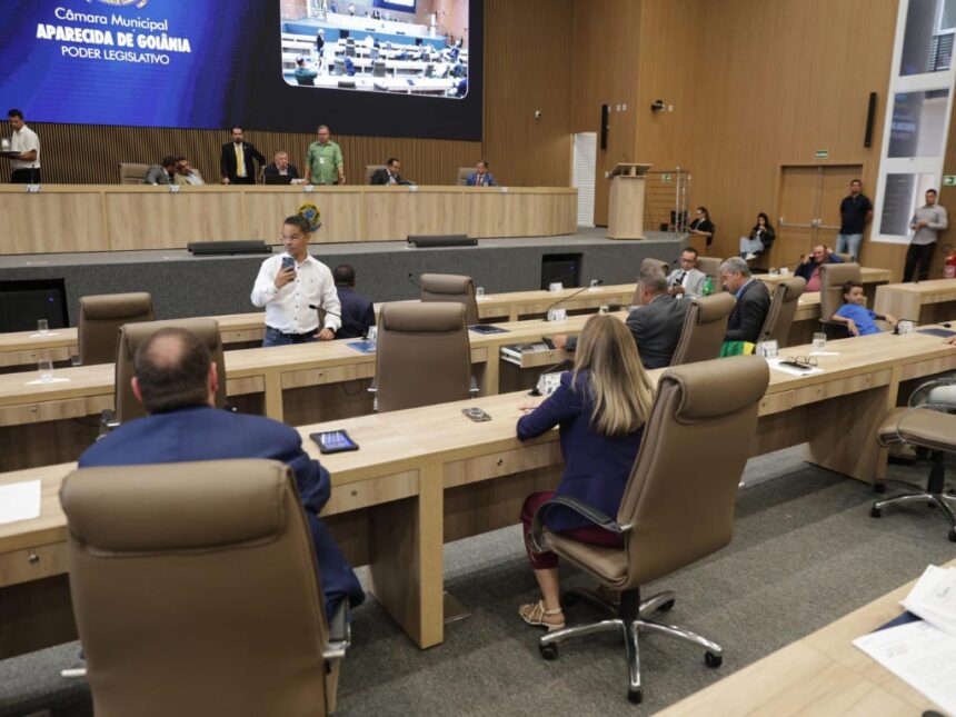 Sessão da Câmara de Aparecida tem cobranças por melhorias e aprovação de projeto sobre conteúdo escolar