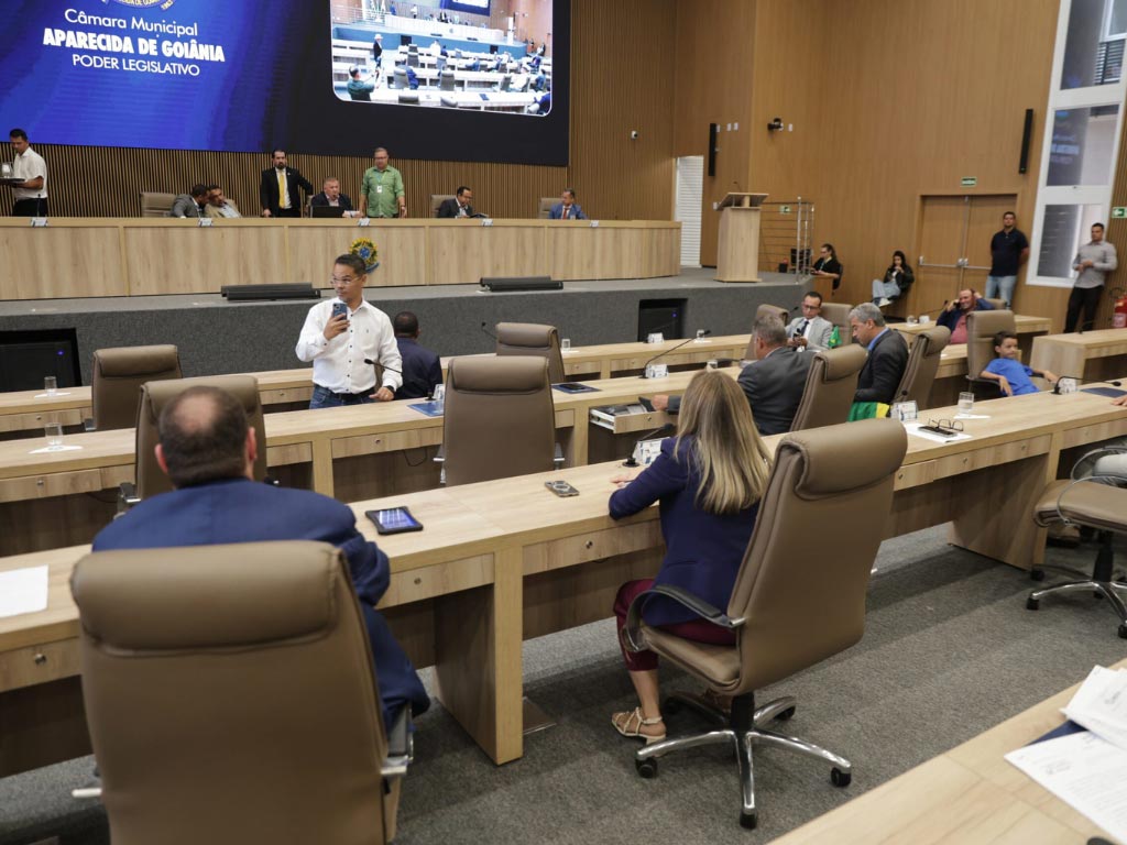 Sessão da Câmara de Aparecida tem cobranças por melhorias e aprovação de projeto sobre conteúdo escolar