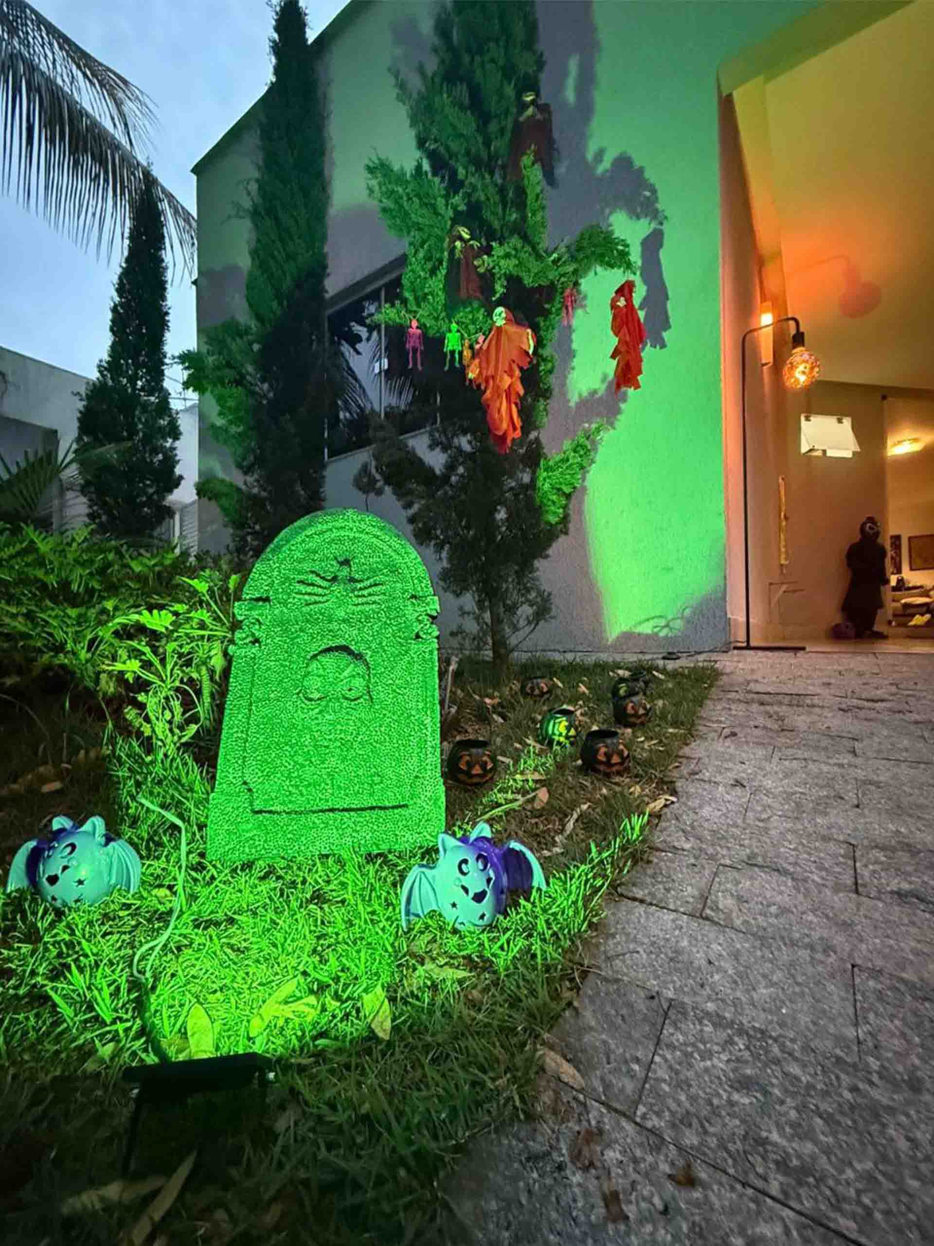 Decoração de Halloween com iluminação verde e abóboras.